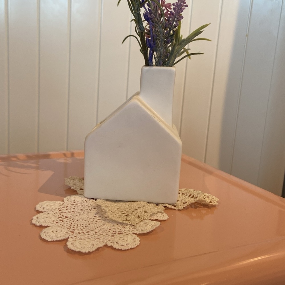 KIKKERLAND porcelain Little White House vase